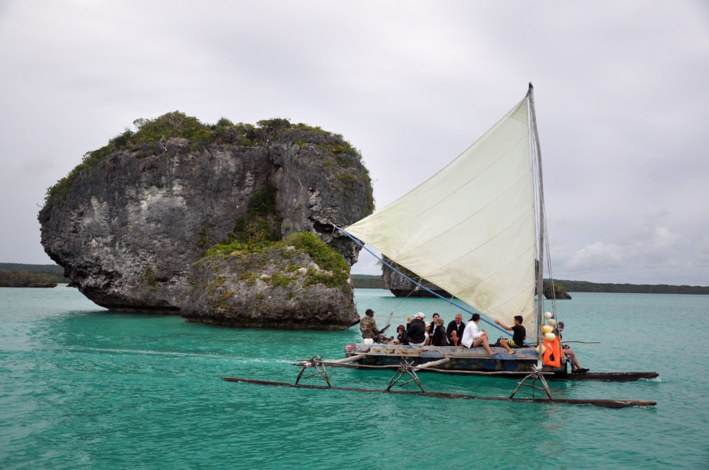 croisière sur le lagon à l'ile des pins à bord d'une pirogues 