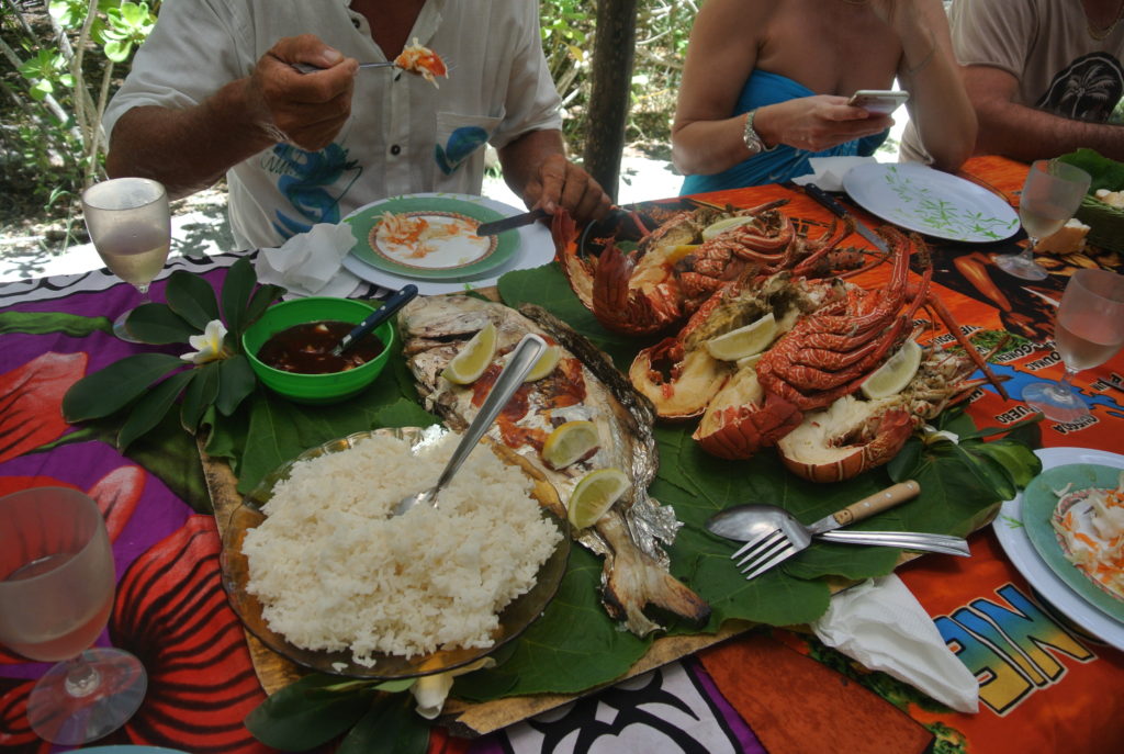 Repas sur un ilot de Nouvelle-Calédonie : langoustes grillés et possons frais