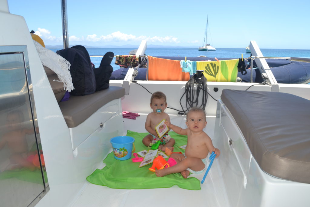 2 bébés à bord du catamaran abaca - croisière en Nouvelle-Calédonie